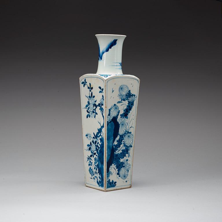 A blue and white vase, Qing dynasty Kangxi (1662-1722).