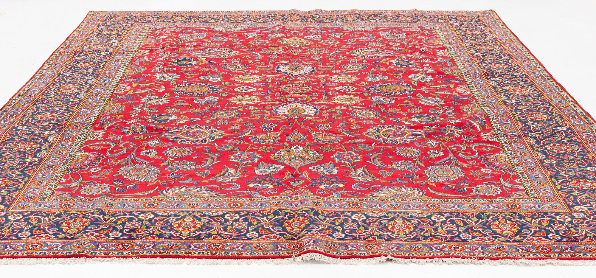 A carpet, semi-antique, Kashan, ca 365 x 295 cm.