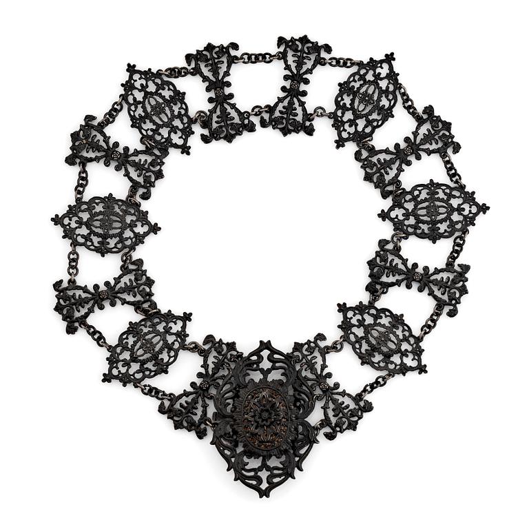 Collier svärtat gjutjärn.