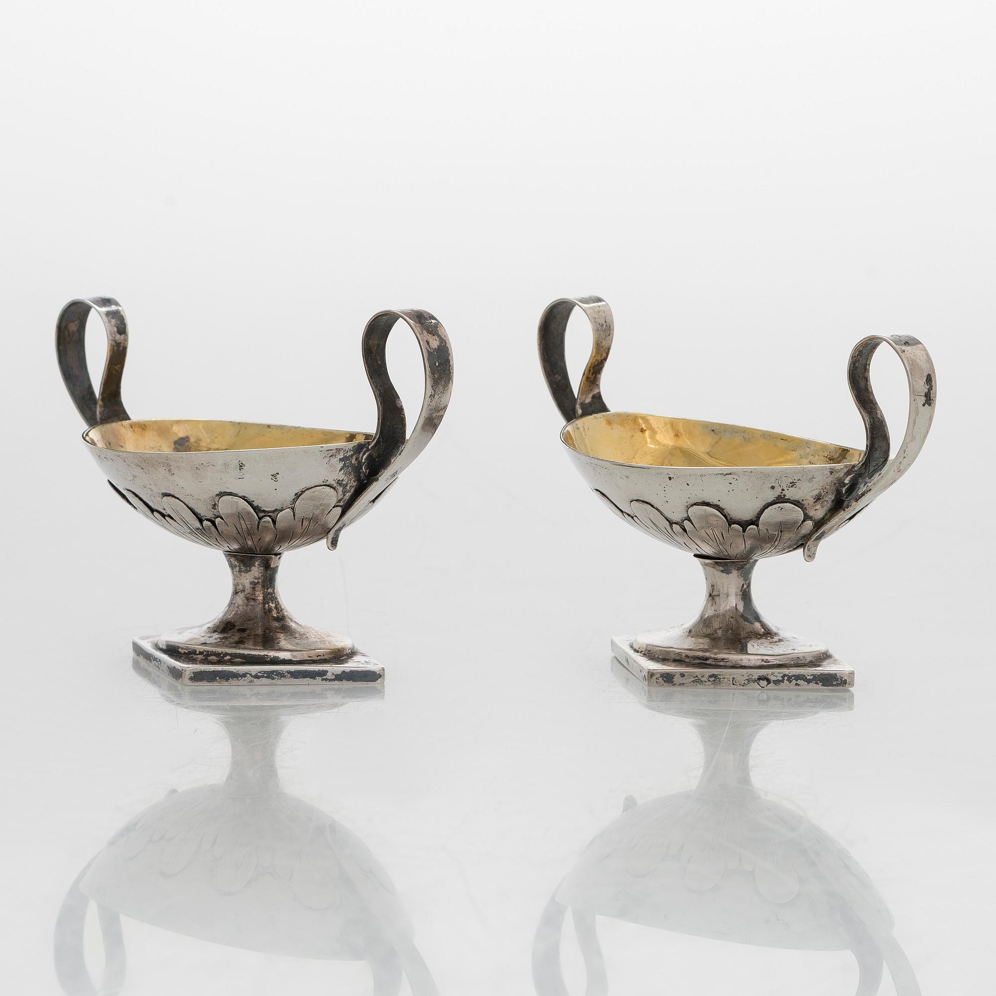 Saltkar, ett par, silver, Finland, slitna stämplar, möjligen Gustaf Lönnqvist, aktiv i Borgå 1827-65.