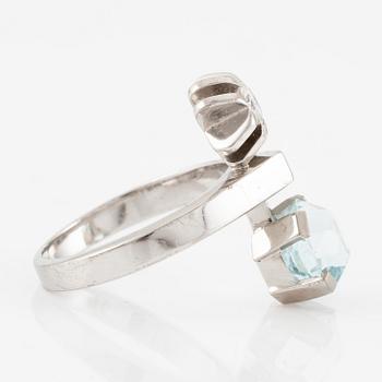 A ring in 18K white gold with a aquamarine and a round brilliant-cut diamond.