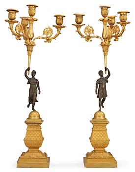 604. KANDELABRAR, för fyra ljus, ett par. Frankrike, 1800-talets första hälft. Senempire.