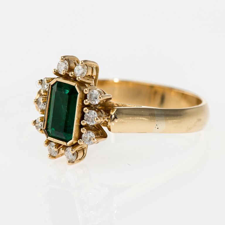 RING, 14K guld, smaragd, briljantslipade diamanter. Vikt ca 6,5 g.