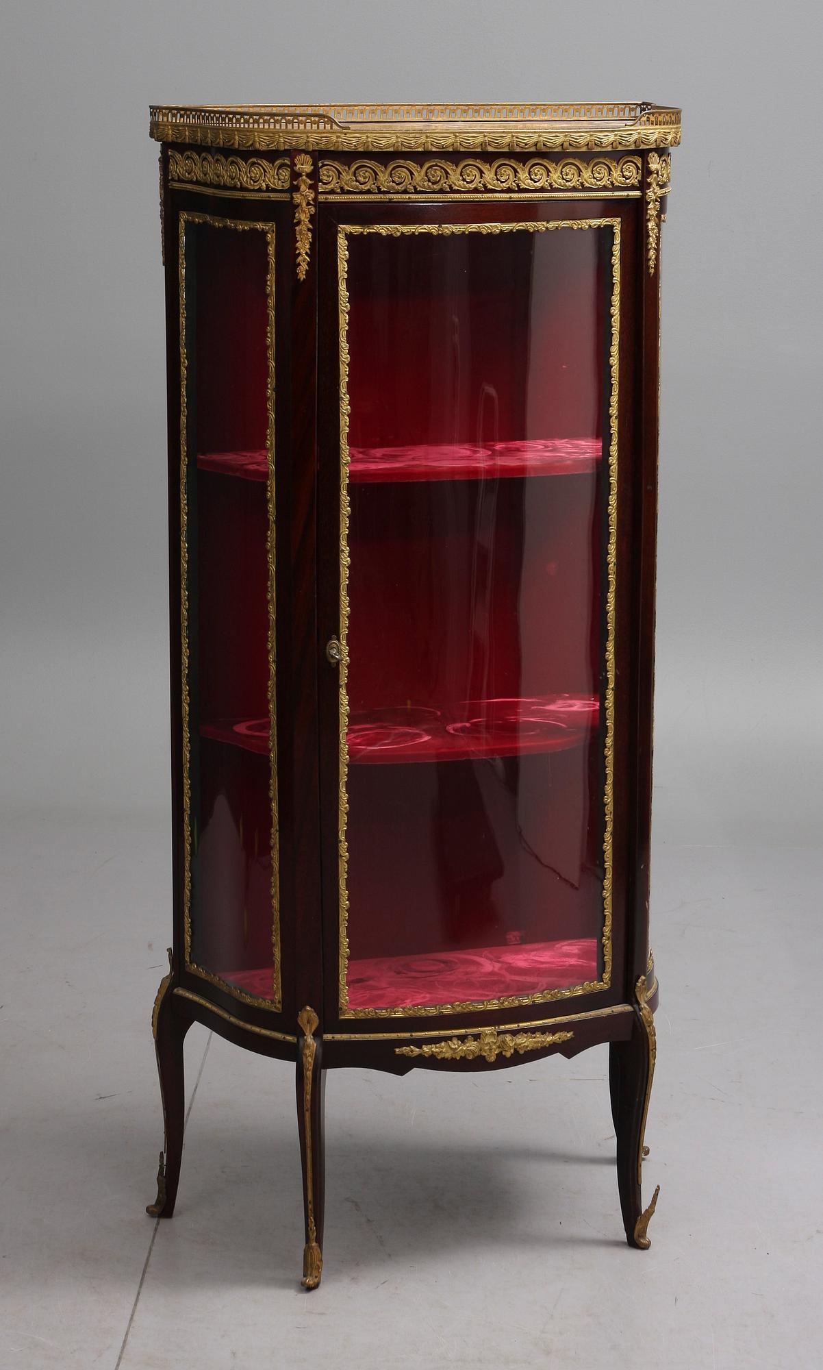 VITRINSKÅP, rokokostil. 1900-tal.