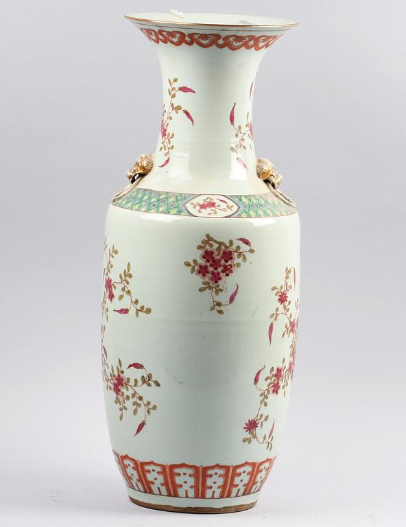 GOLVVAS, porslin, Kina, 1900-talets första hälft.