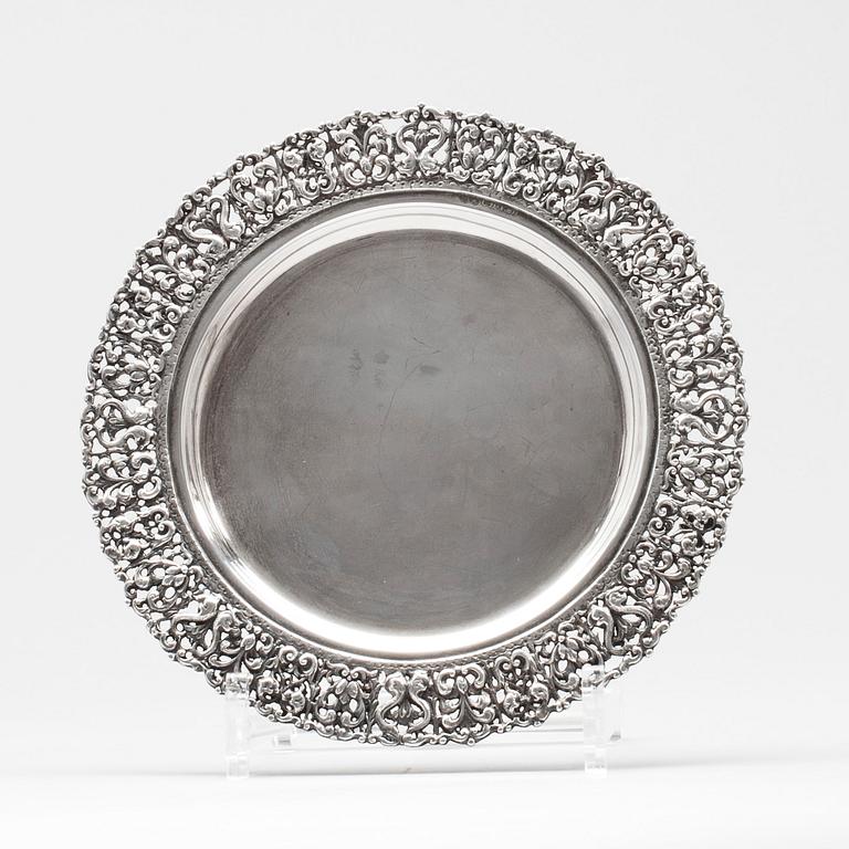 FAT,1 st silver, Spanien bär finska importstämplar. Vikt ca 193 g. FAT, 3 st, märkt alpacka, 1900-talets senare hälft.