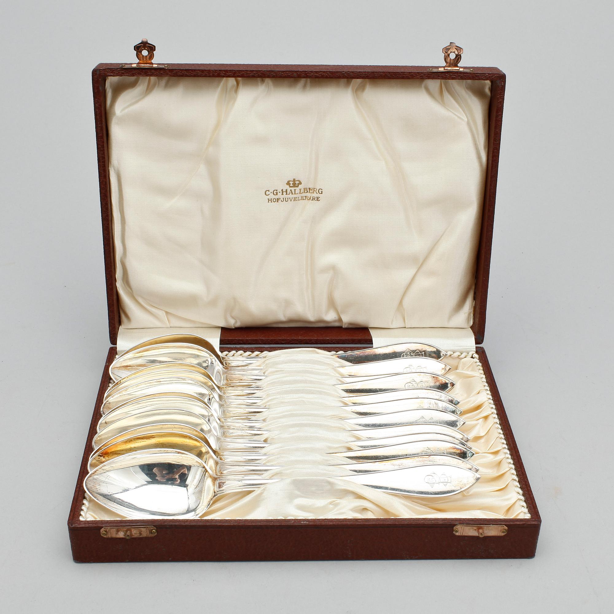 BORDSSKEDAR, 12 st, silver, C. G. Hallberg, Stockholm 1930. Total vikt ca 468 gram.