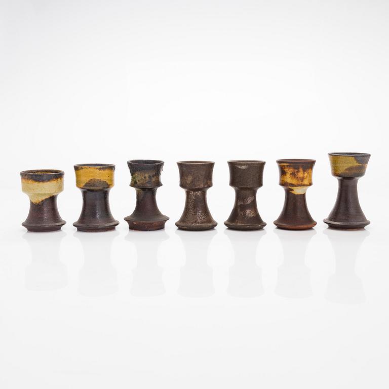 Liisa Hallamaa, munakuppeja, 7+3 kpl, kivitavaraa, signeerattu LH Arabia.