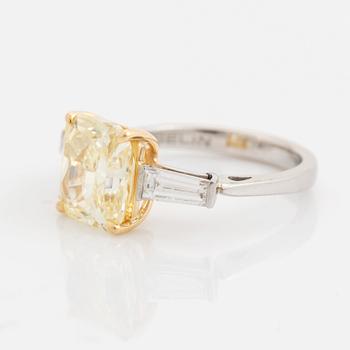 Gübelin ring platina och 18K guld med en radiantslipad diamant 3.21 ct Fancy Intense Yellow vvs 1.