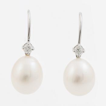 Earrings 18K white gold with cultured pearls and brilliant-cut diamonds.