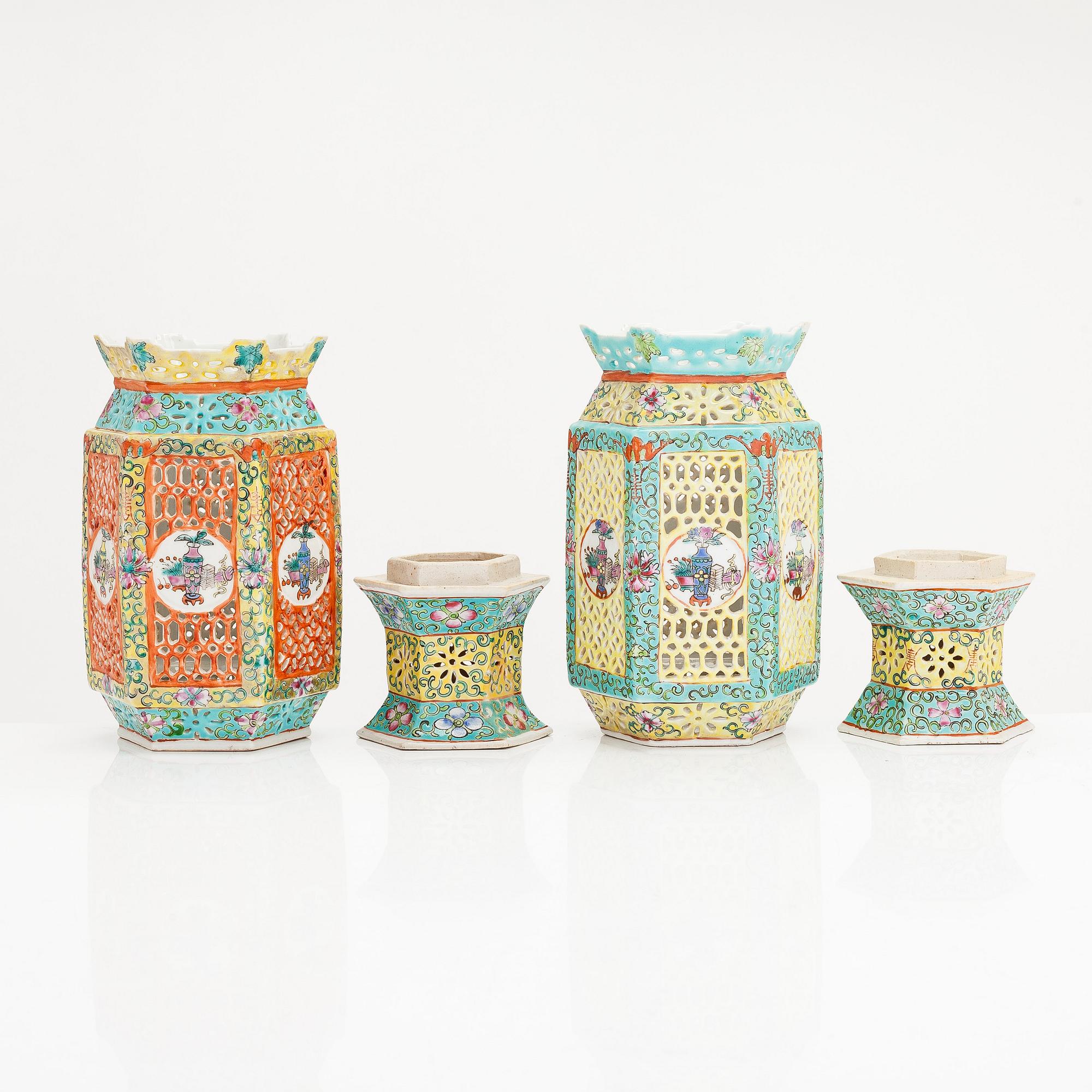 Lyktor, 2 st, porslin, Kina 1900-talets mitt.