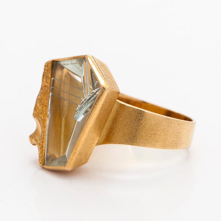 Björn Weckström, sormus, "Nereia", viistehiottu akvamariini, 18K kultaa.