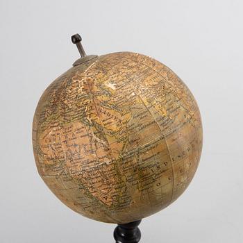 Jordglob, 2 st, och en Himmelsglob, 1900-tal.