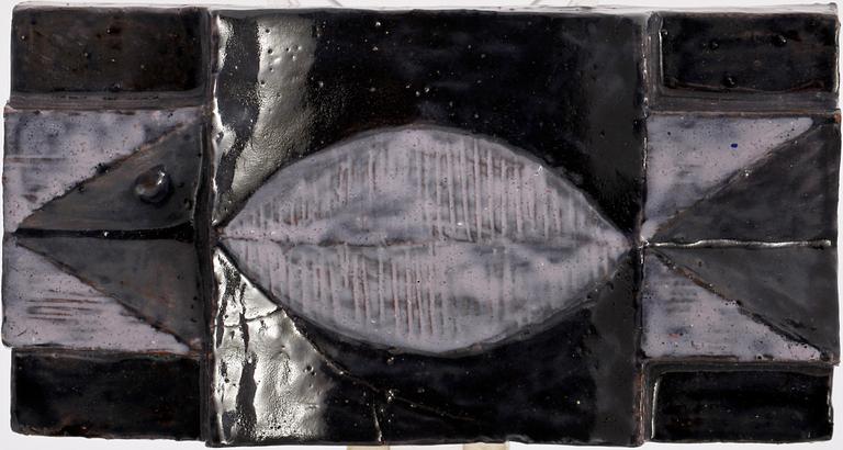 ELIS ERIKSSON, relief, keramik. Sign EEE o dat -53 a tergo.