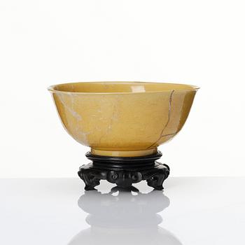 A yellow glazed five clawed dragon bowl, Qing dynasty, Kangxi (1662-1722).