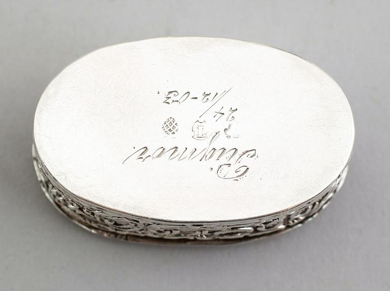 SUPKOPPAR SAMT DOSA, silver, 1800-tal. Total vikt 106 g.