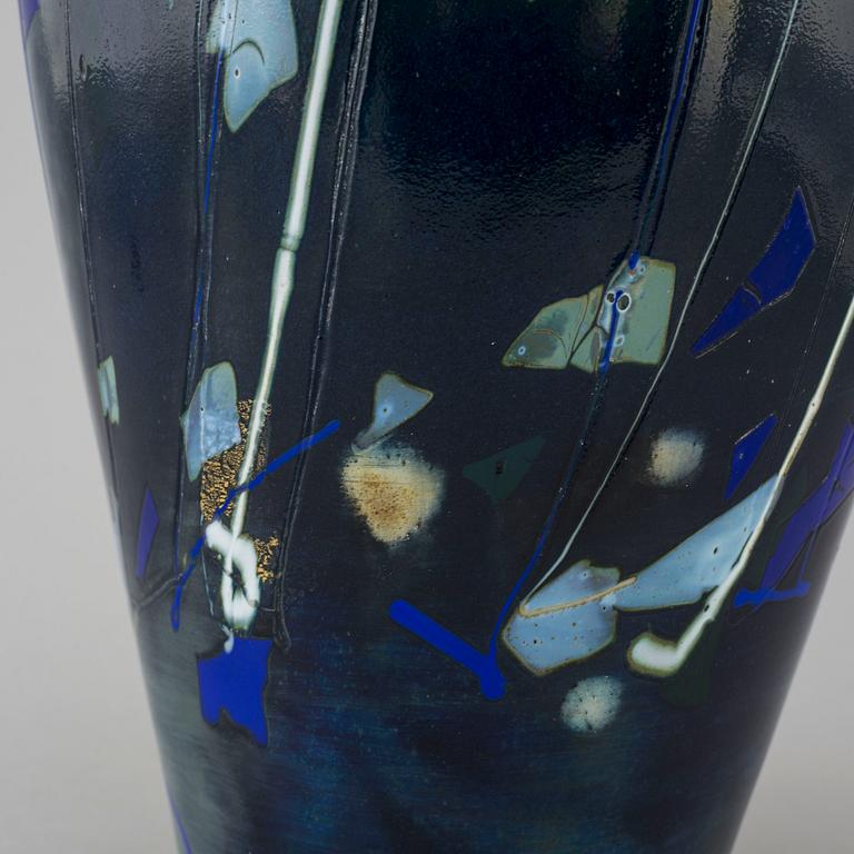 A 2001 glass vase va Maud Bugge, Hadeland glasbruk, Norway.