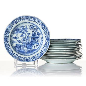 A Chinese blue and white porcelain service, 16 pieces, Qing dynasty, Qianlong (1736-95).