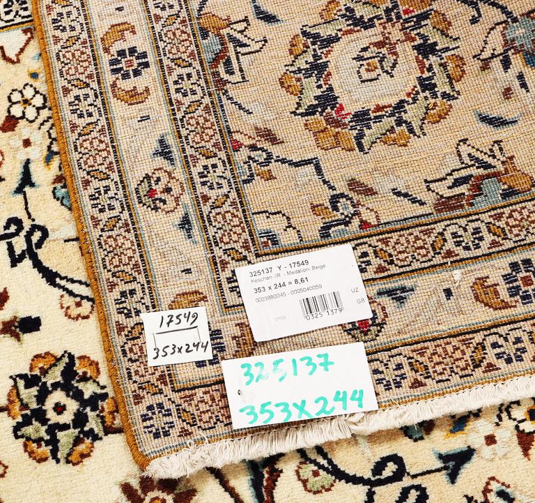 A part silk Kashan carpet, a. 353 x 244 cm.