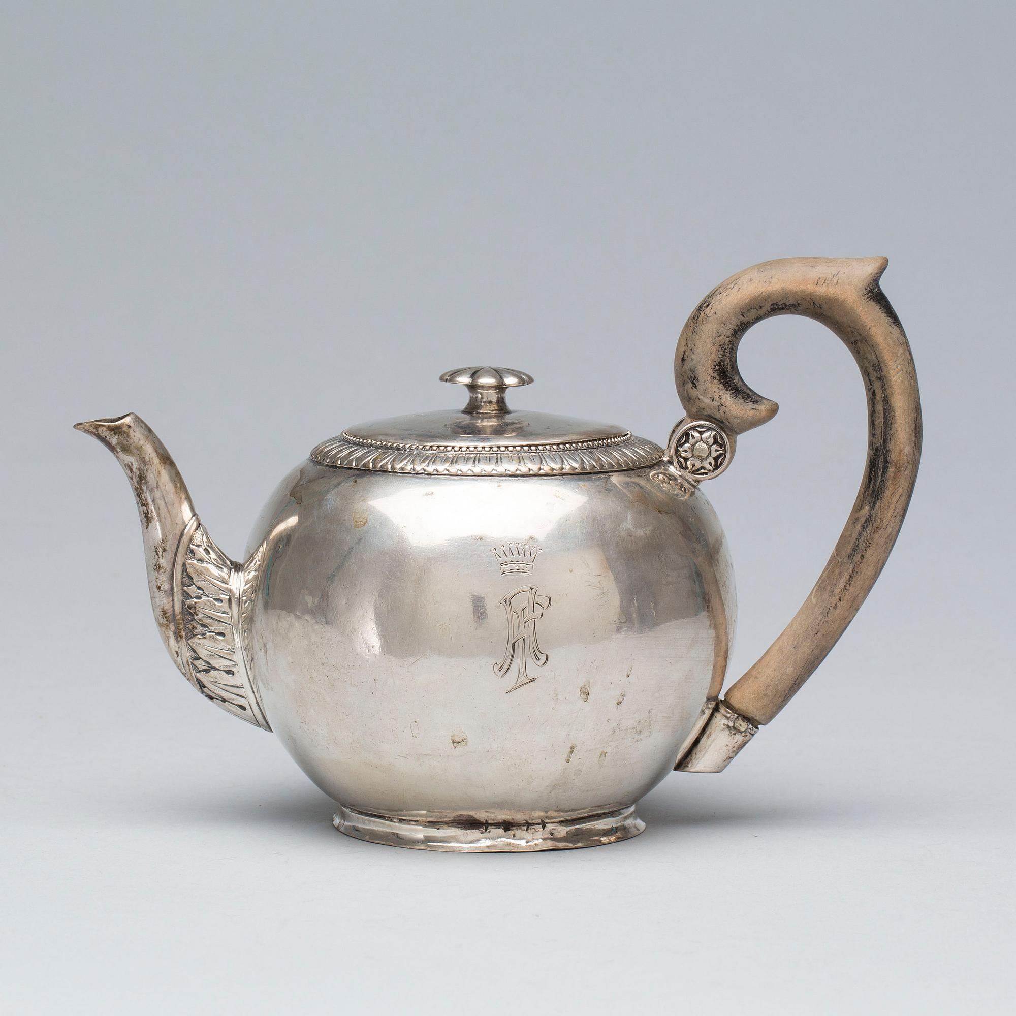 TEKANNA, silver. Otydliga stämplar, troligen Moskva, Ryssland. Empire. Vikt 300 gr.