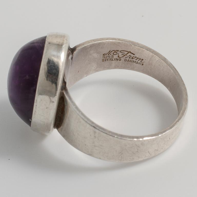 NIELS ERIK FROM, Nakskov, Danmark, ring med cabochonslipad ametist.