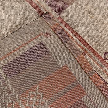 An art deco rug, second quarter of the 20th century, ca 300 x 194 cm.