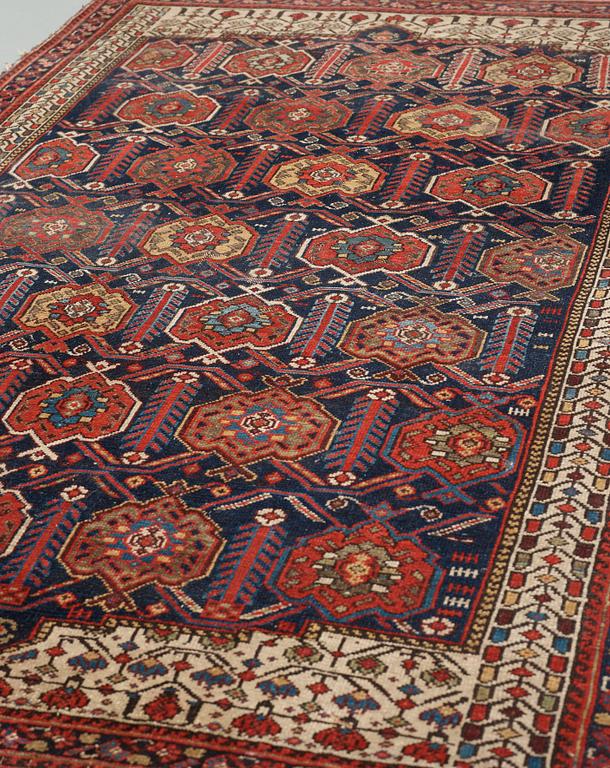 SEMIANTIK KURDISK sannolikt. 176 x 121 cm (samt ca 6-7 cm mönstrad slätväv på varje kortsida).