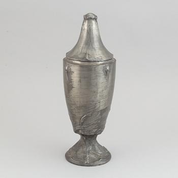 Pokal med lock, tenn, jugend, Schreuder & Olsson, Stockholm, 1909.