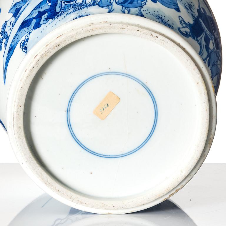 A blue and white vase, Qing dynasty, 19th Century.
