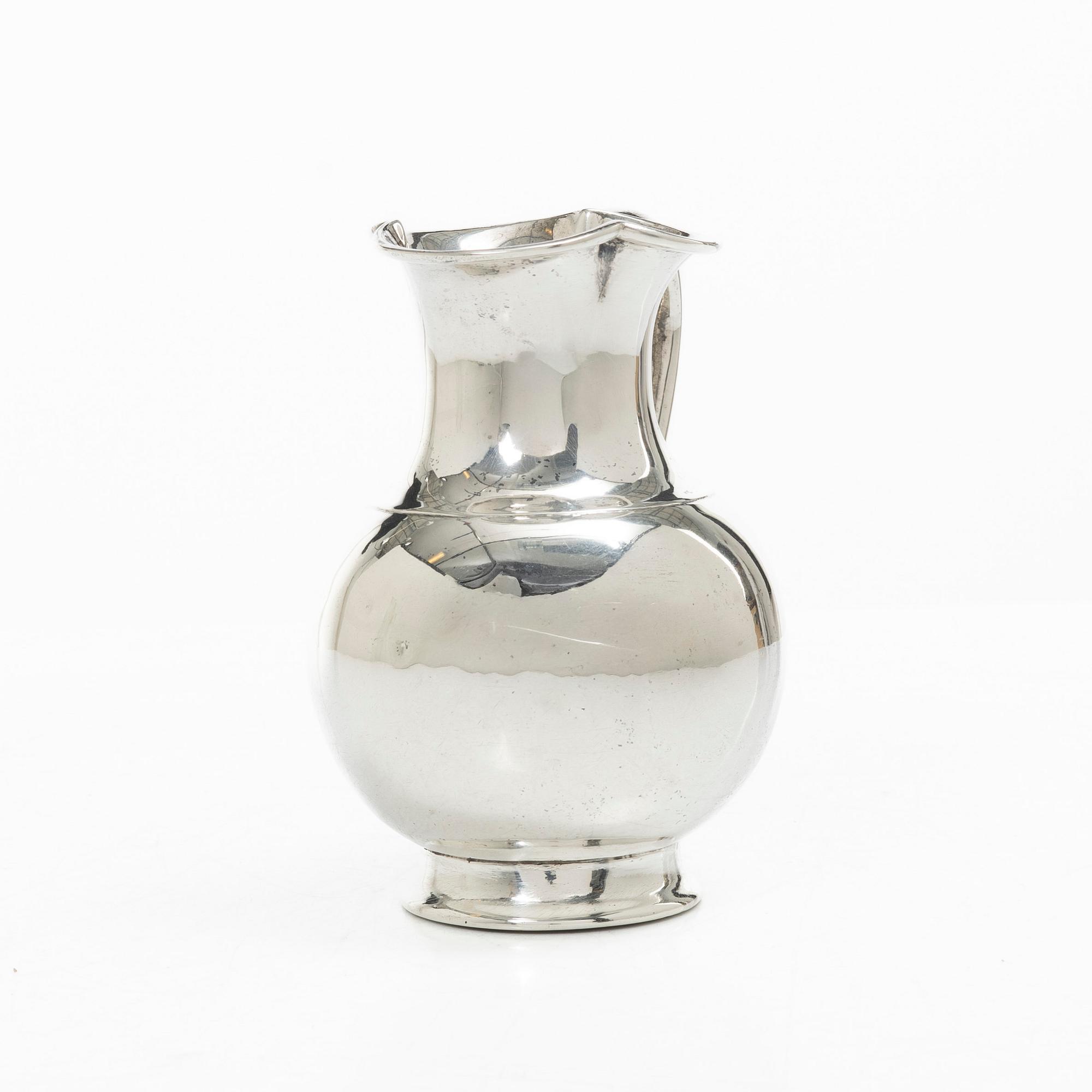 A British silver creamer, mark of Henry John Lias & Son, London 1875.