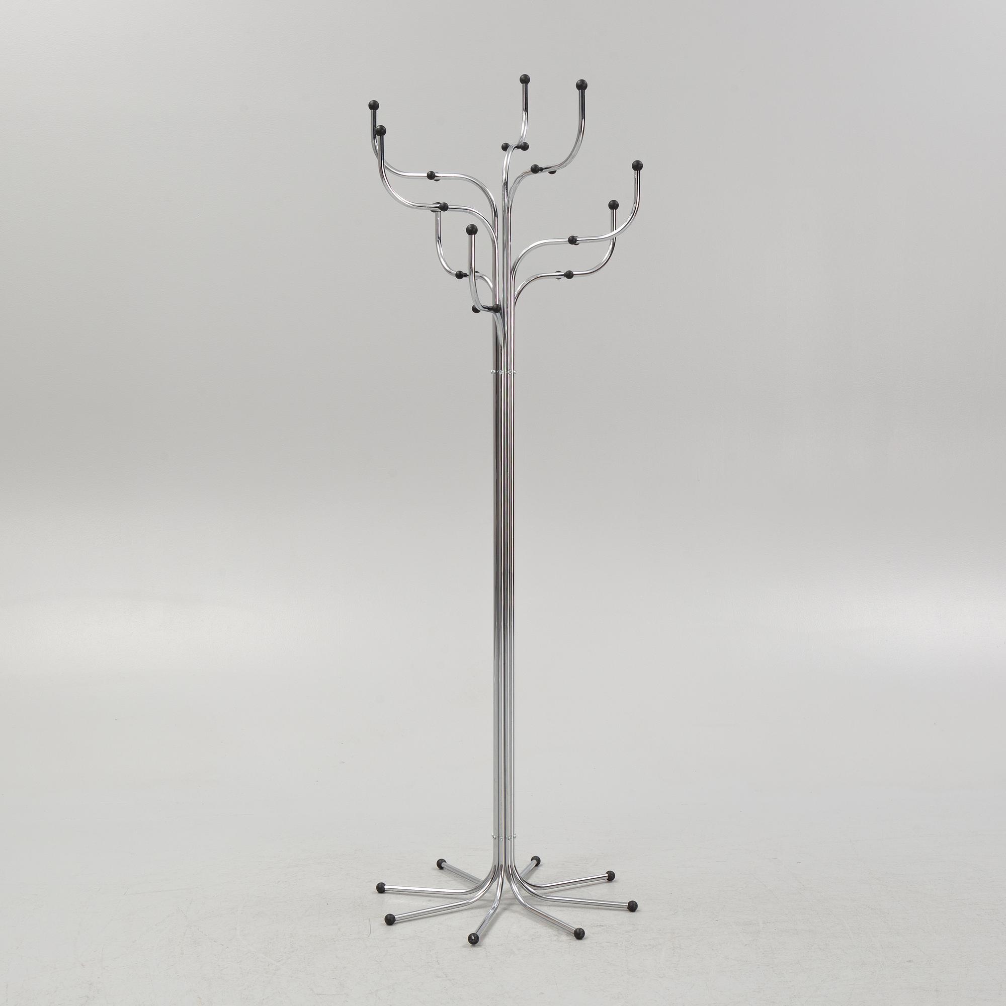 Sidse Werner, tamburmajor, "Coat Tree", Fritz Hansen, Danmark.