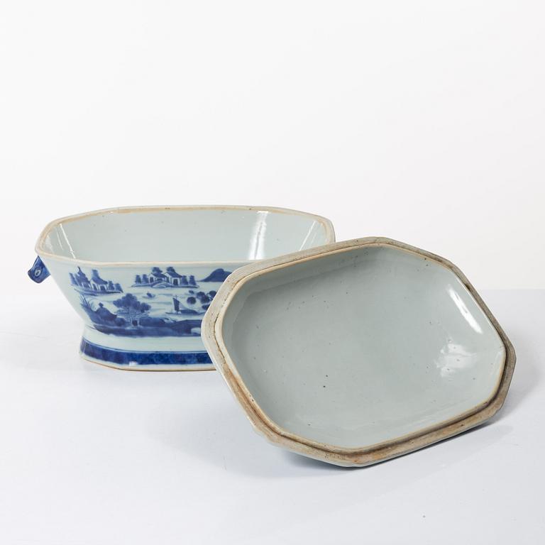 Terrin med lock och fat, kompaniporslin, Qingdynastin, 1800-tal.