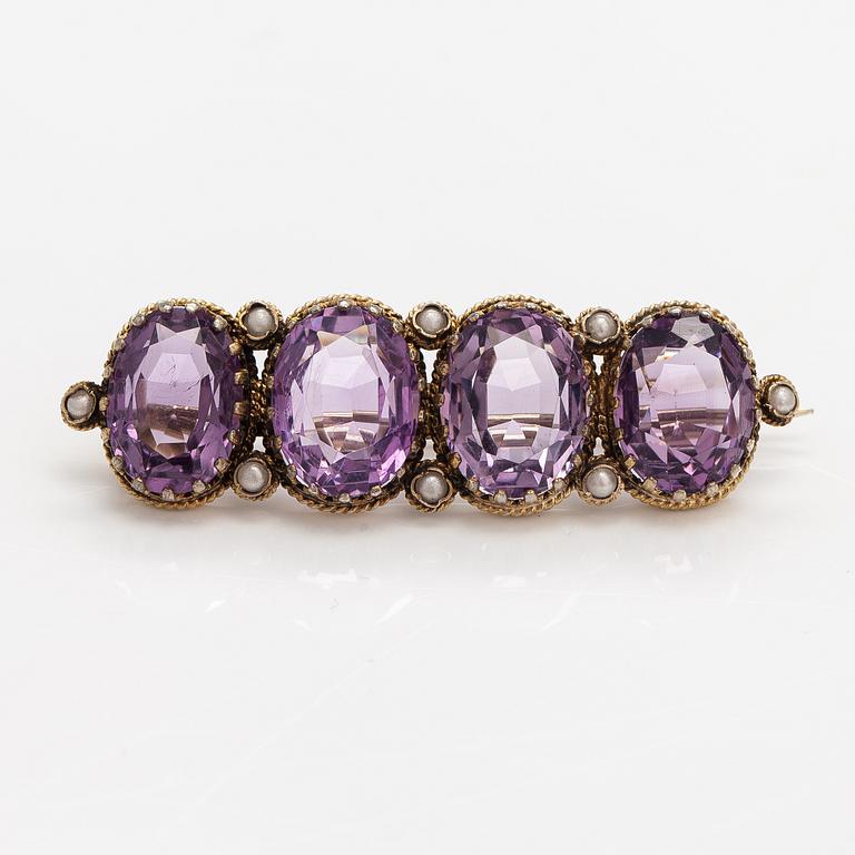A necklace, bracelet and two brooches in gilded silver and with amethysts and pearls.
