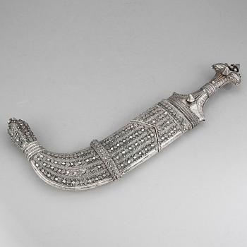 KNIV, silver, orientalisk, 1900-tal. Vikt ca 895 gram.