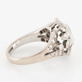 Ring 18K vitguld med smaragd och briljantslipade diamanter.