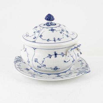 Royal Copenhagen, soppterrin med lock och fat, porslin, "Musselmalet", Danmark, 1889-1922.