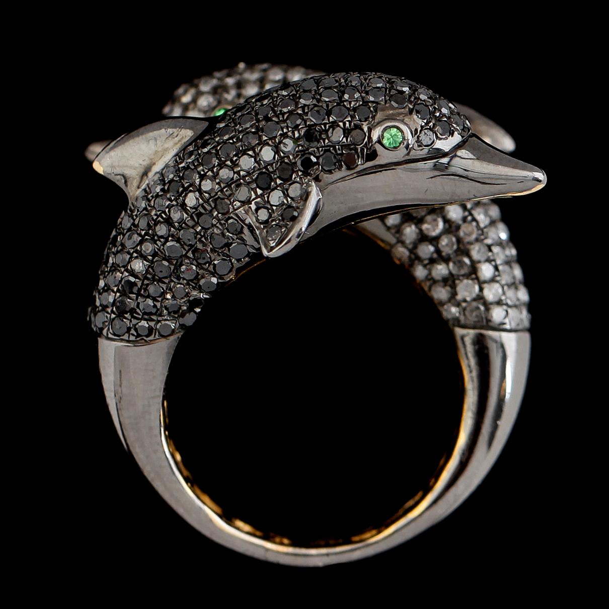 RING, silver, vita och svarta diamanter tot ca 2.61 ct, smaragder tot ca 0.04 ct.