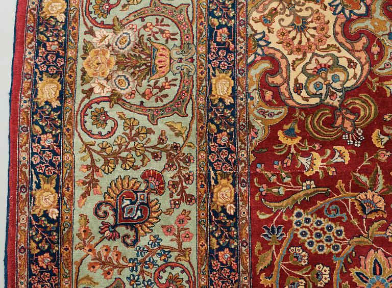 A CARPET, a semi-antique Tabriz, ca 339 x 253,5 cm.