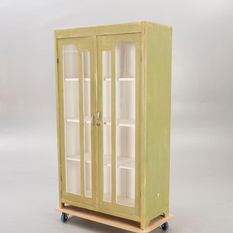 Vitrinskåp 1900-talets första hälft.