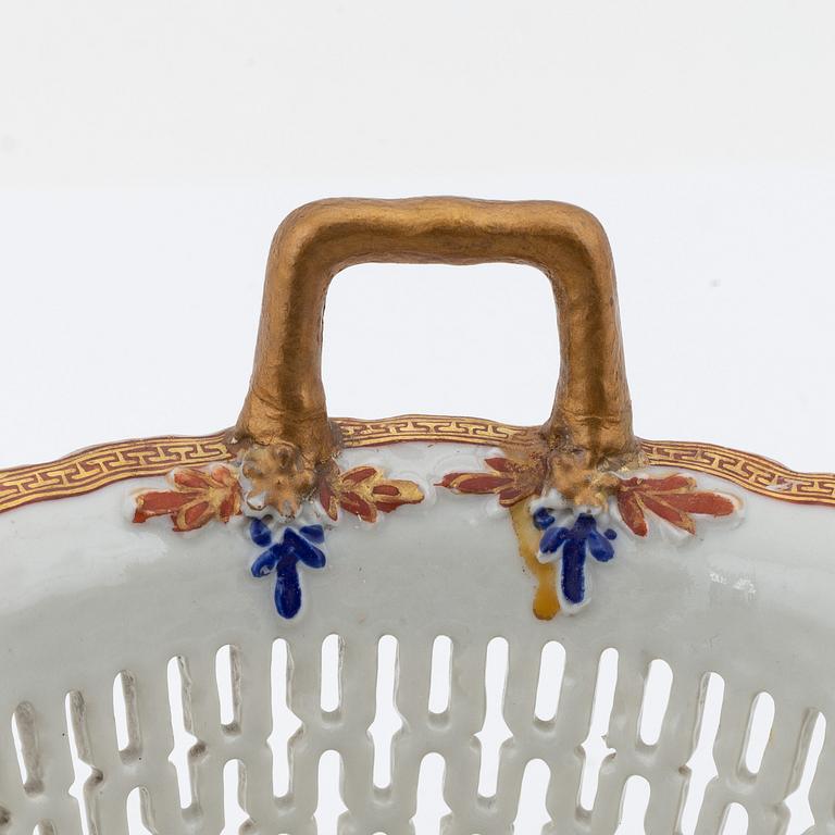 A famille rose chesnut basket, Qing dynasty, Jiaqing (1796-1820).