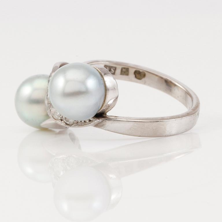 RING, 18K vitguld, två odlade pärlor och briljantslipade diamanter, 0.46 ct VS, 1976.