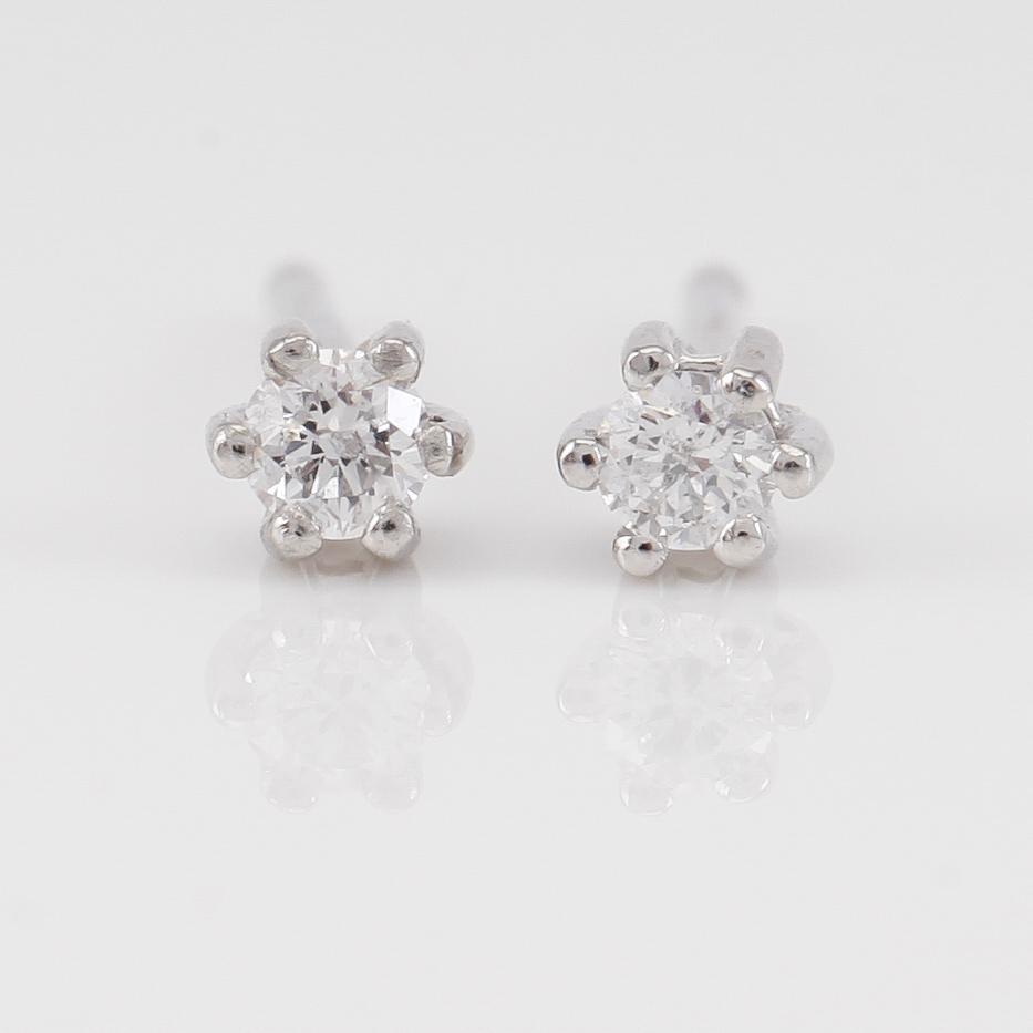 ÖRHÄNGEN, 1 par, 18K vitguld och diamanter tot ca 0.15 ct.