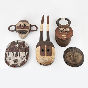 Masker, 5 st, enligt uppgift b.la från Babole, Burkina Faso, Boe, Kongo, Bateke, Kongo m.m, 1900-talets andra hälft.