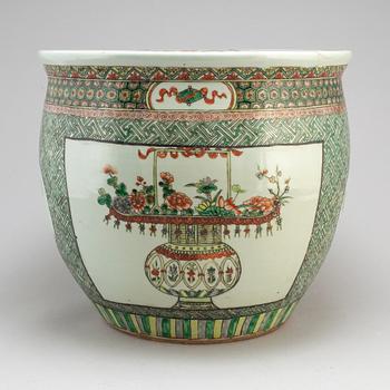 A large famille verte basin, Qing dynasty, circa 1900s.