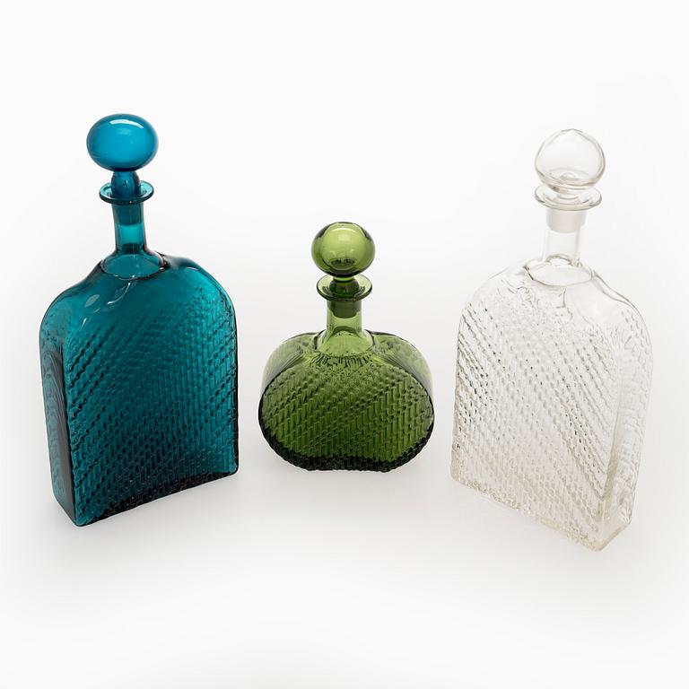 Nanny Still, Karaffer, 3 st, "Flindari", Riihimäki Glasbruk, 1960-tal.