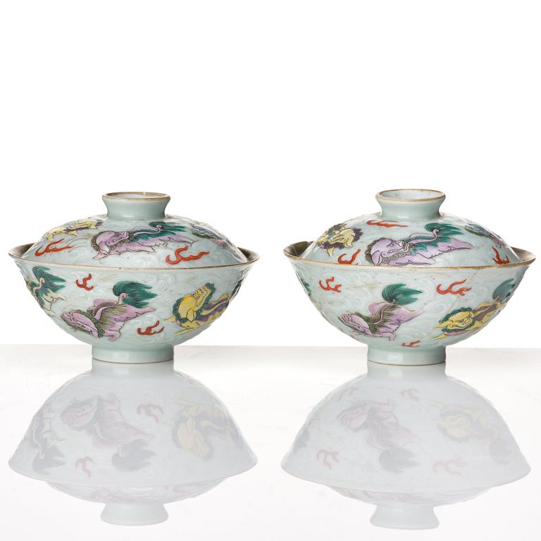 A pair of porcelain cups with covers, Qing dynasty, 19th Century.