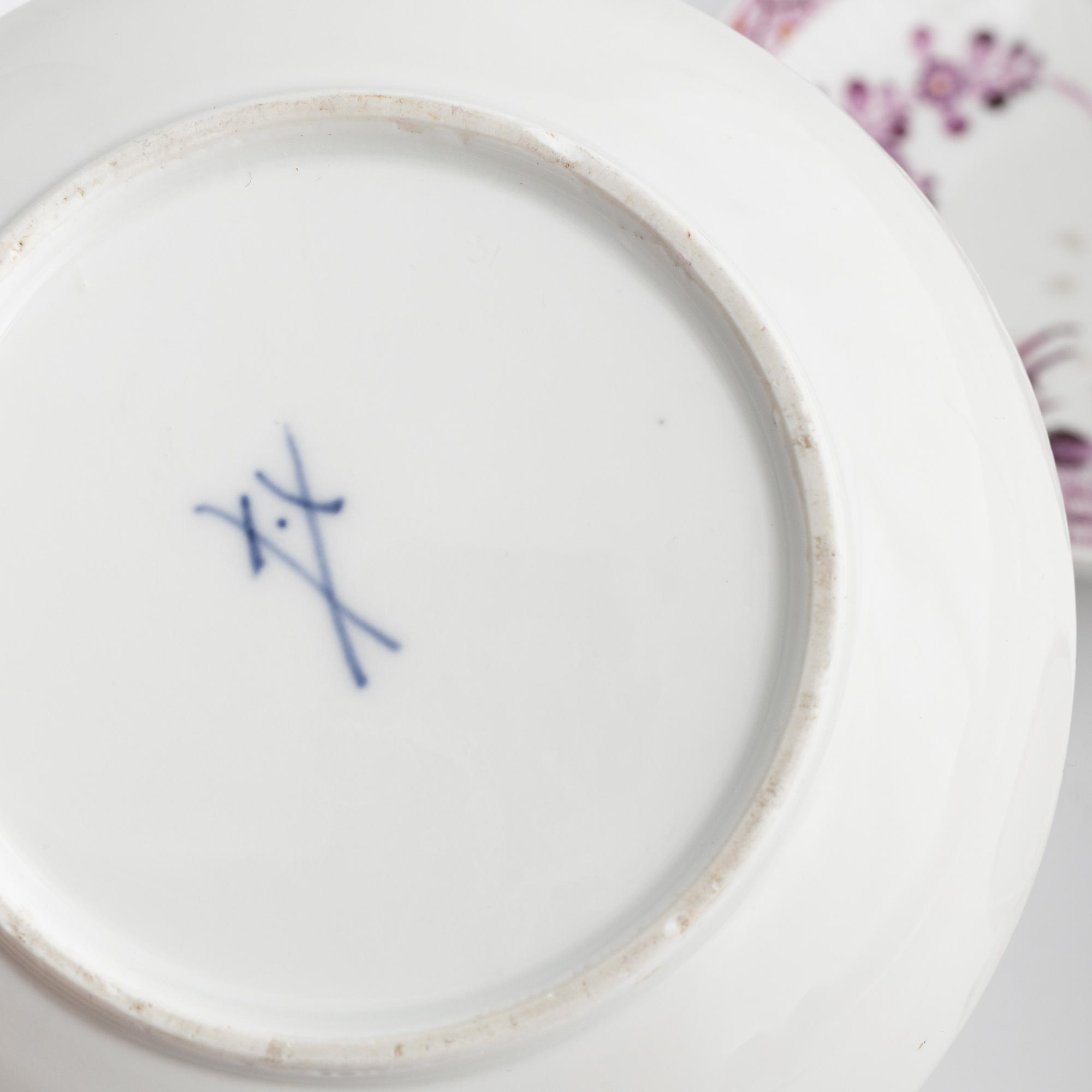 Parti porslin, 5 delar, Meissen, 1700-1800-tal, samt Tekanna med meissenliknande märke.