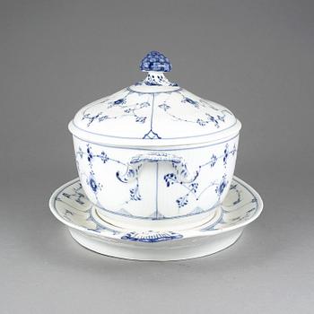 TERRIN på FAT, porslin, "Musselmalet", Royal Copenhagen, omkring 1900.