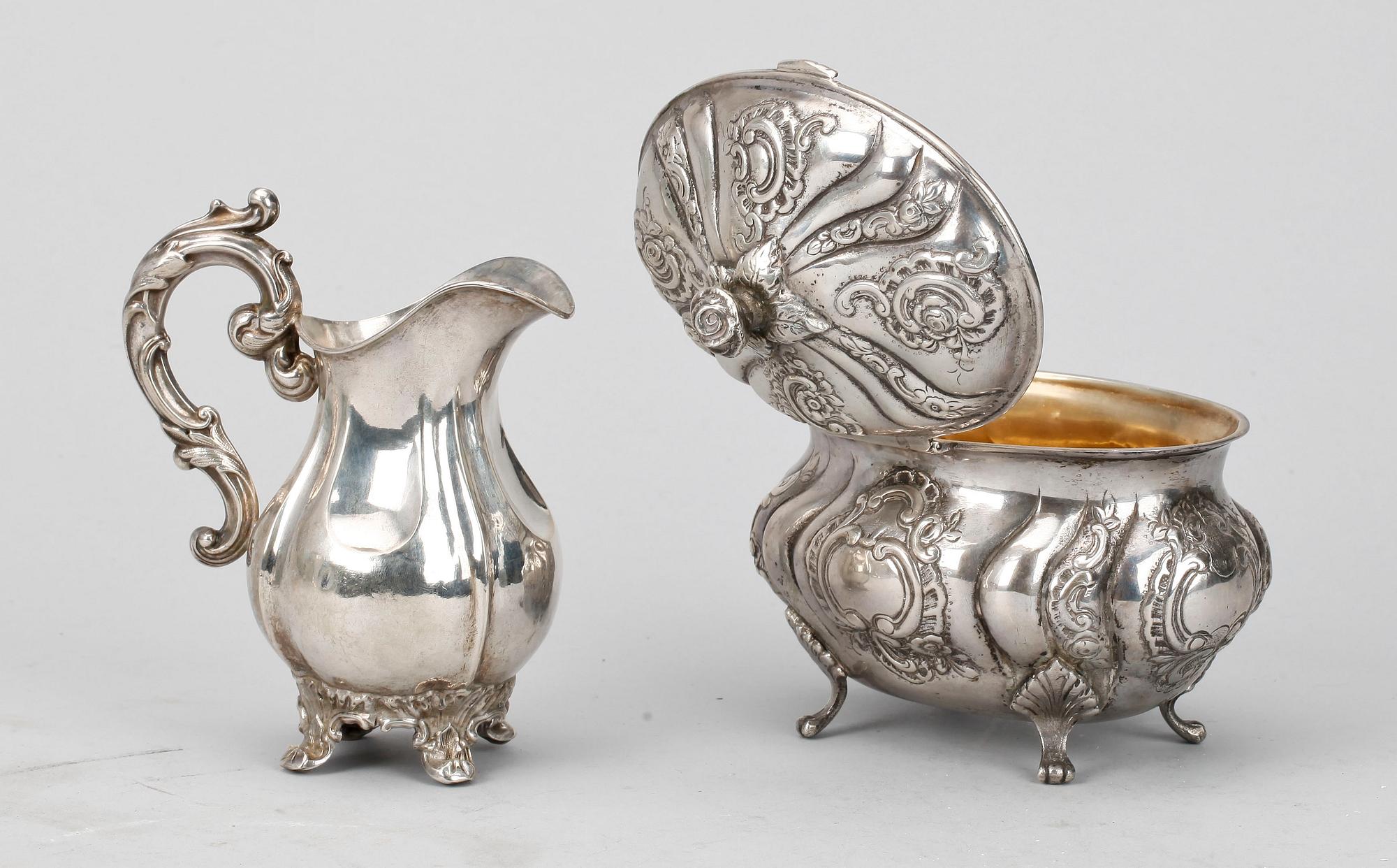 GRÄDDKANNA samt SOCKERSKRIN, silver, bland annat JL Hultman, Stockholm, 1952. Vikt ca 490g.