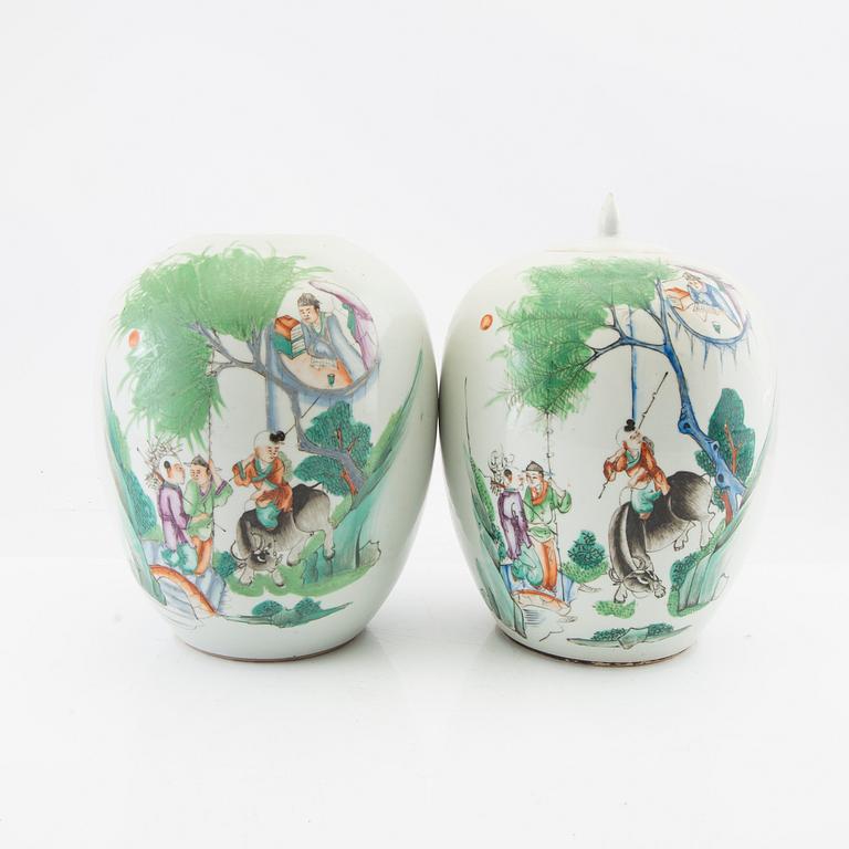 A pair of Chinese jars, 20th century.